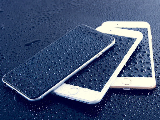 Trei smartphone-uri cu picaturi de apa