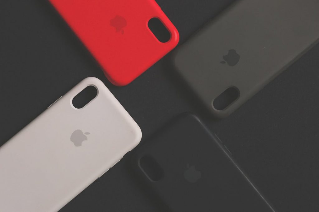 patru huse pentru iPhone pe fundal negru