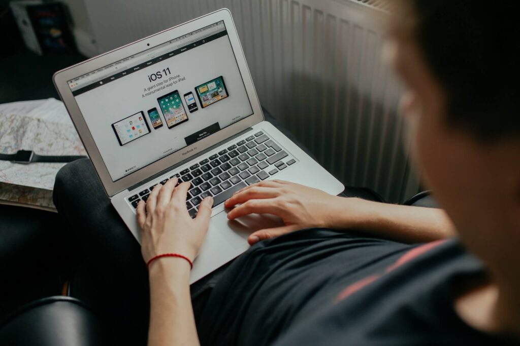 4. Ce telefoane primesc iOS 15_ (Laptop Macbook)
