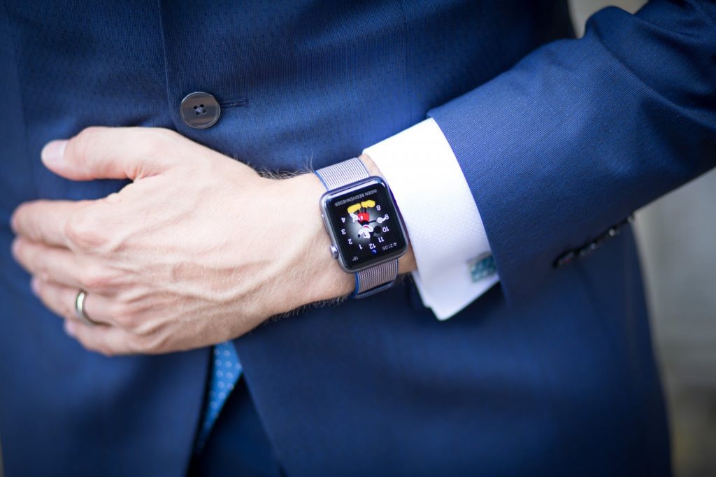 barbat purtand blazer albastru si smartwatch argintiu