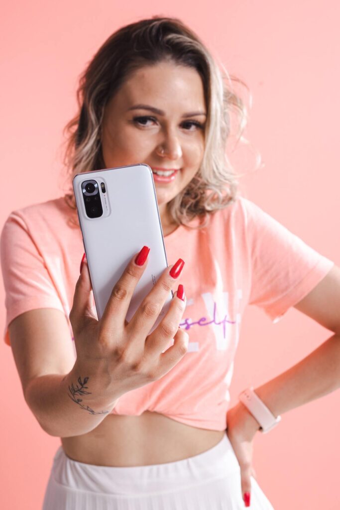 2.4_Xiaomi_Femeie facandu-si selfie
