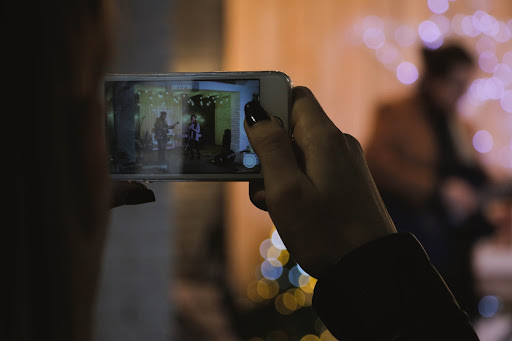 Femeie facand poze cu un smartphone