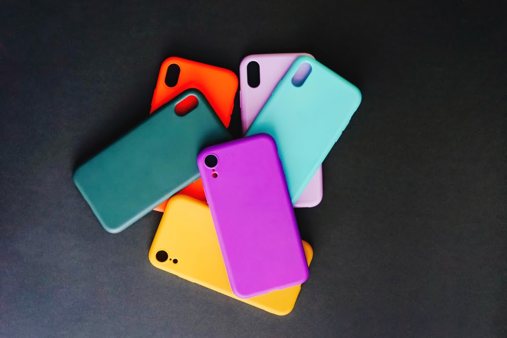 6 huse de telefon colorate pe fundal negru