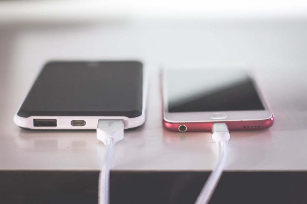 fotografie de aproape a doua telefoane Apple iPhone, smartwatch iPhone alb, smartwatch iPhone rosu