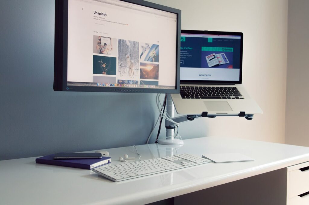 1. Conectare 2 monitoare la laptop ( laptop si monitor, pagina deschisa Unsplash)