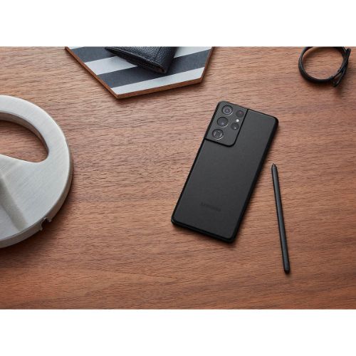 Smartphone Samsung Galaxy S21 negru pe masa de lemn