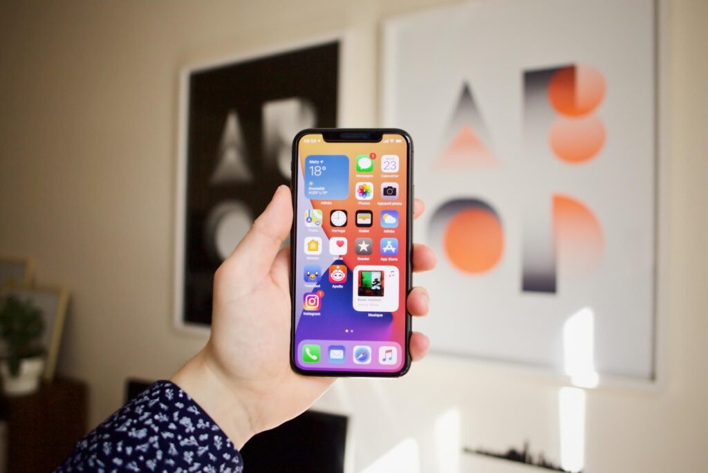 2. Ce sistem de operare are iPhone_ (Iphone tinut in mana)