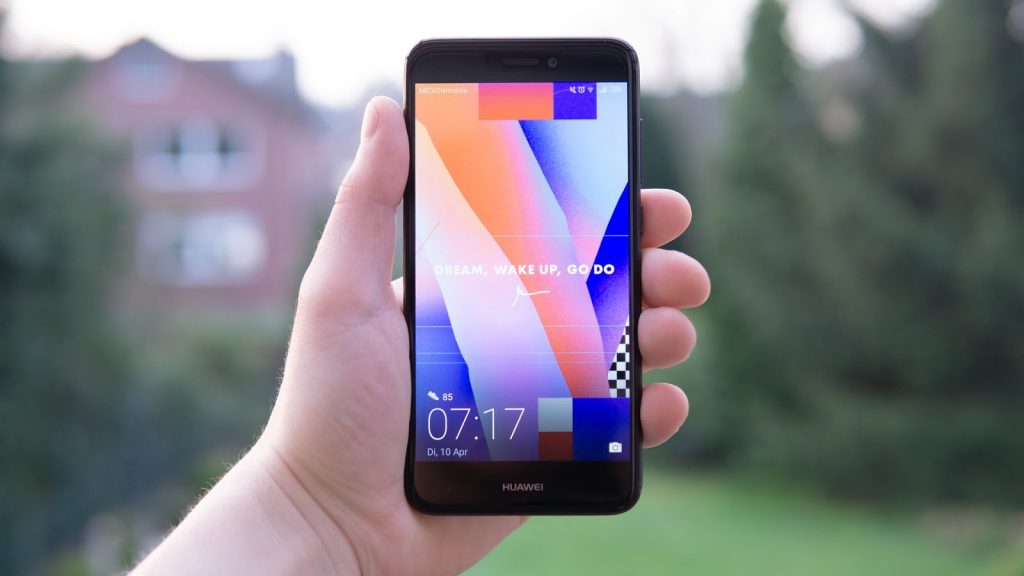 Huawei P30 Pro, telefon Huawei P30 Pro, smartphone Huawei P30 Pro, smartphone negru, telefon in mana, la munte