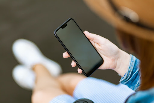 Fata cu telefon in mana
