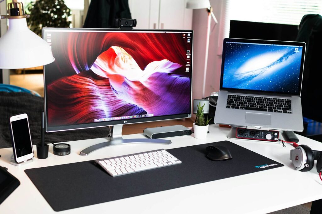 2. Conectare laptop la monitor (background laptop galaxie)